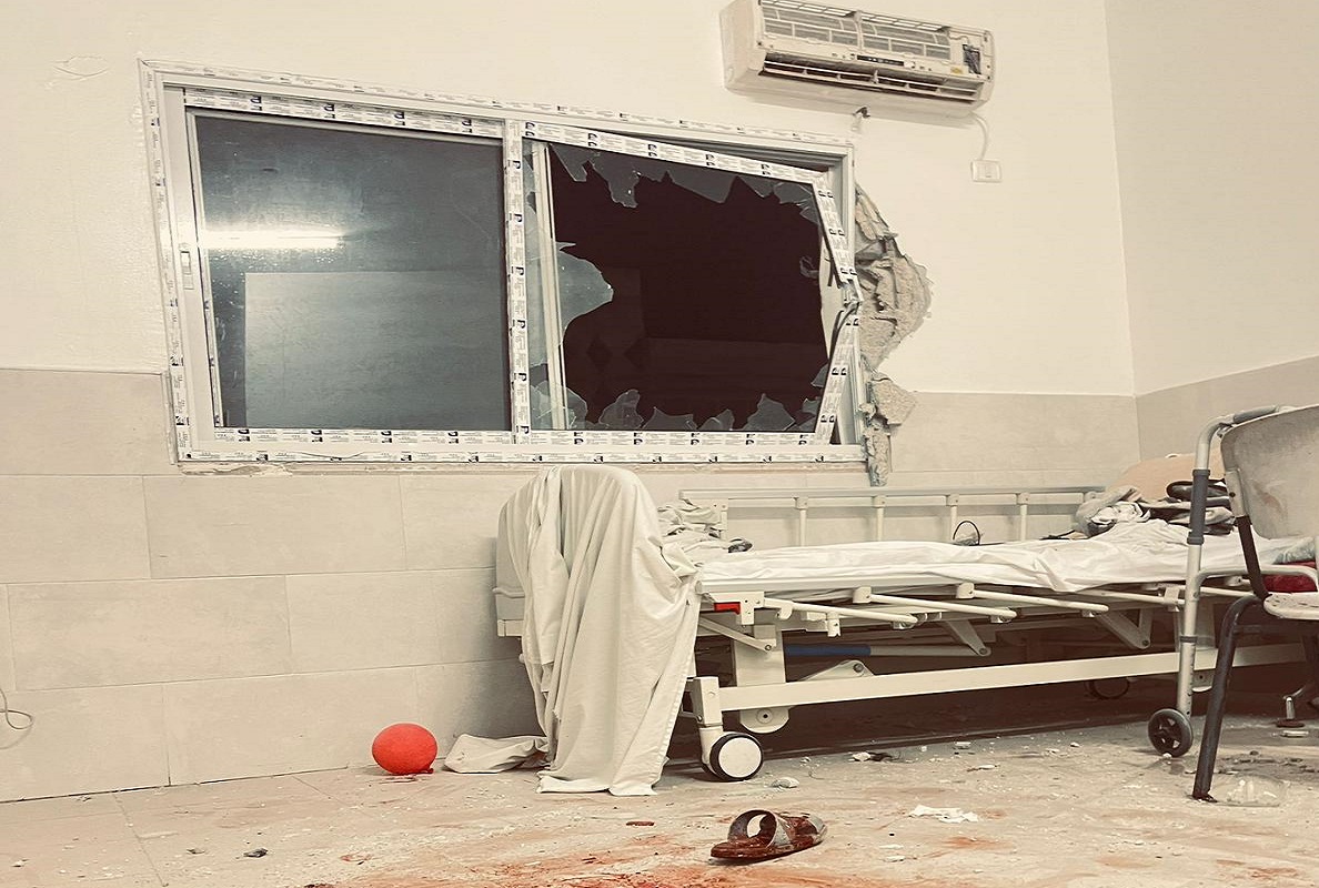 أضرار  لحقت بعدد من مرافق مستشفى الأمل في خان يونس جراء قصف الاحتلال لمنزل مجاور له